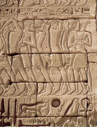 Filistijnse gevangenen worden weggevoerd, uit de tempel van Ramses III (ca. 1184-1153 v.Chr.), Nieuwe Rijk